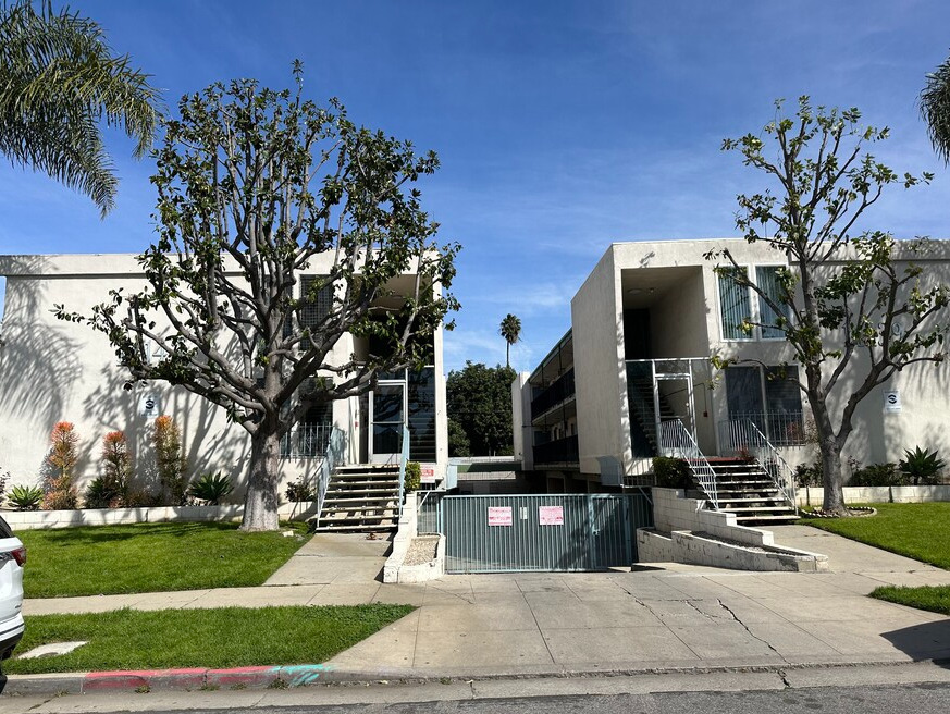 Crown Heights Apartments in Van Nuys, CA - Building Photo