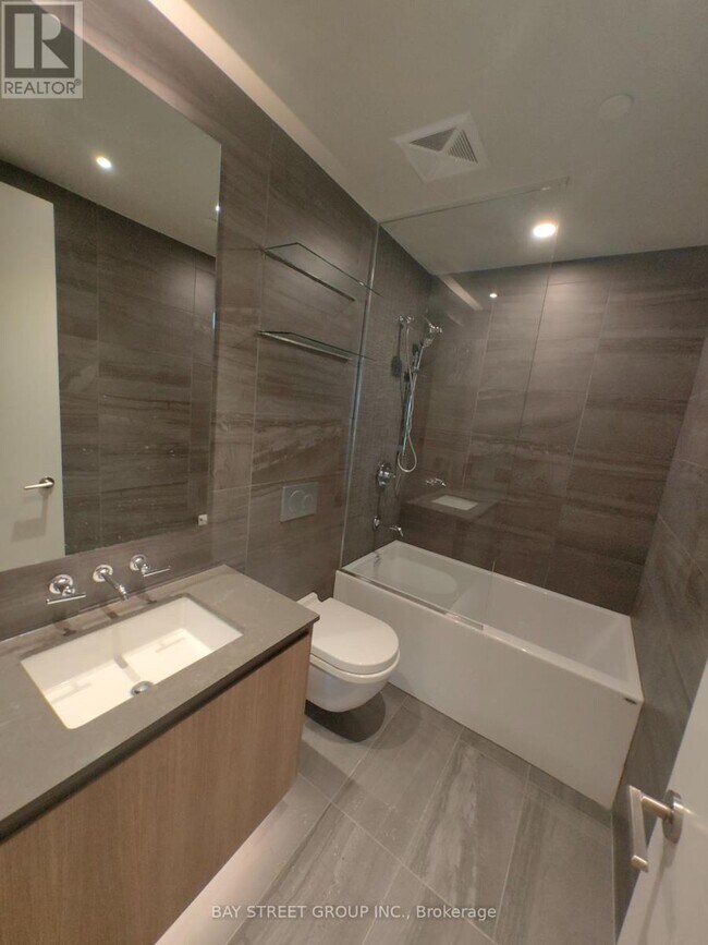 81-281 Wellesley St E in Toronto, ON - Building Photo - Building Photo