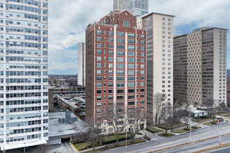 Lake Shore Towers in Chicago, IL - Building Photo - Primary Photo