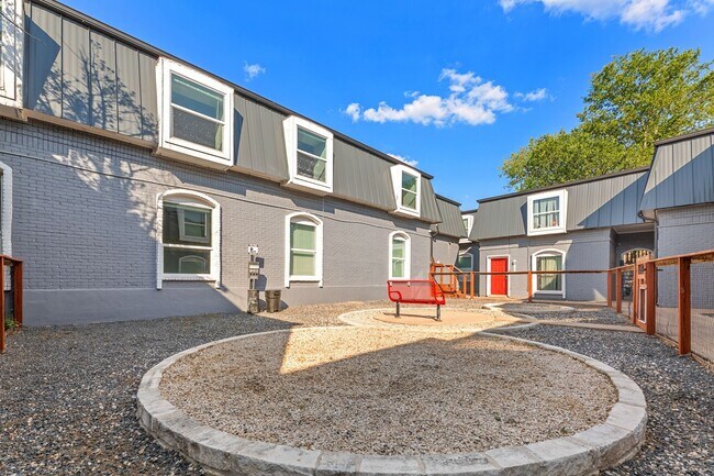 property at 5005 Manor Rd