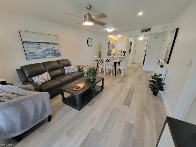 200 Forest Lakes Blvd in Naples, FL - Building Photo - Building Photo