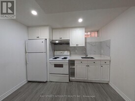 37 Sandham Crescent in Markham, ON - Building Photo