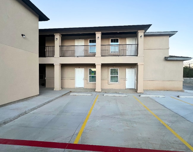 2904 E Lyon St in Laredo, TX - Building Photo - Building Photo