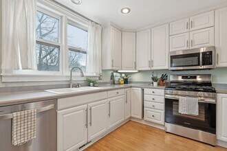 415 E Day Ave in Whitefish Bay, WI - Foto de edificio - Building Photo