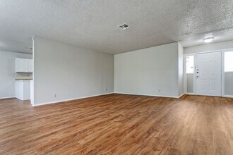 2803 Fred Haise Dr in San Antonio, TX - Foto de edificio - Building Photo