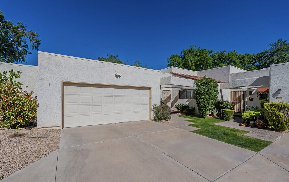 13829 N 43rd St in Phoenix, AZ - Building Photo