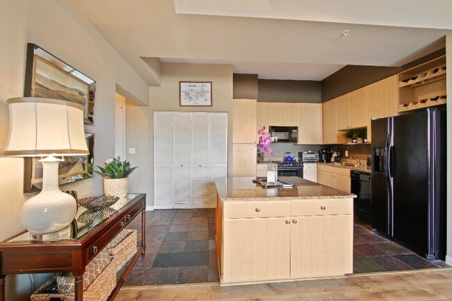 388 E Ocean Blvd in Long Beach, CA - Building Photo - Building Photo