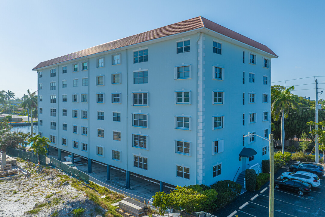 Middle River Tower in Fort Lauderdale, FL - Building Photo