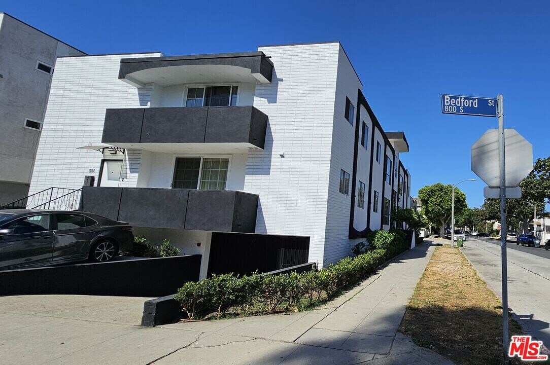 8668 Gregory Way in Los Angeles, CA - Building Photo