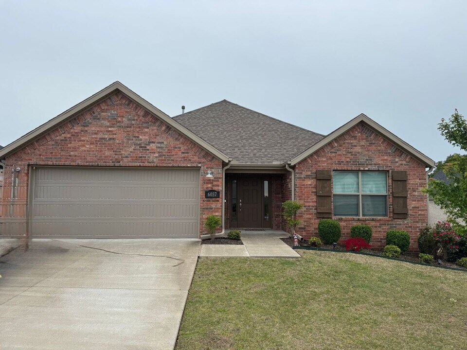 6037 W Quinn St in Fayetteville, AR - Building Photo