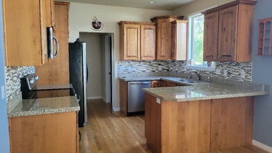 807 Whisper Cove Rd in Sandy, UT - Building Photo - Building Photo