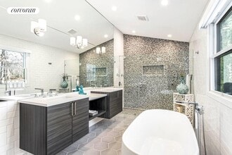 1083 Sagg Rd in Sag Harbor, NY - Foto de edificio - Building Photo