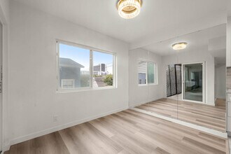 423 S Rexford Dr, Unit 202 in Beverly Hills, CA - Building Photo - Building Photo