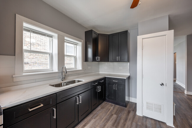 5128 W Henderson St in Chicago, IL - Foto de edificio - Building Photo