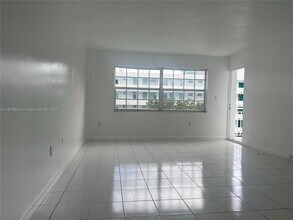 325 Ocean Dr in Miami Beach, FL - Building Photo - Building Photo