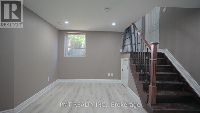 7 Waterbury Dr in Toronto, ON - Building Photo - Building Photo