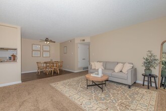 5665 N Fresno St in Fresno, CA - Building Photo - Building Photo