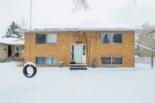 1012 39 Av NW in Calgary, AB - Building Photo