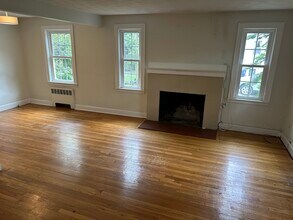 42 Hatfield Rd, Unit 1 in Newton, MA - Building Photo - Building Photo