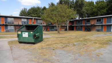 Whispering Oaks Apartments in Houston, TX - Building Photo - Building Photo