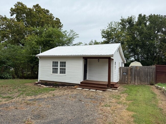 1213 Leflore St in Arkoma, OK - Building Photo - Building Photo