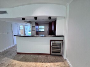 100 Edgewater Dr, Unit 140 in Miami, FL - Foto de edificio - Building Photo