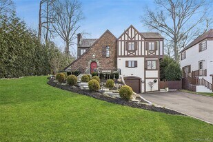 44 Old Ox Rd in Manhasset, NY - Building Photo