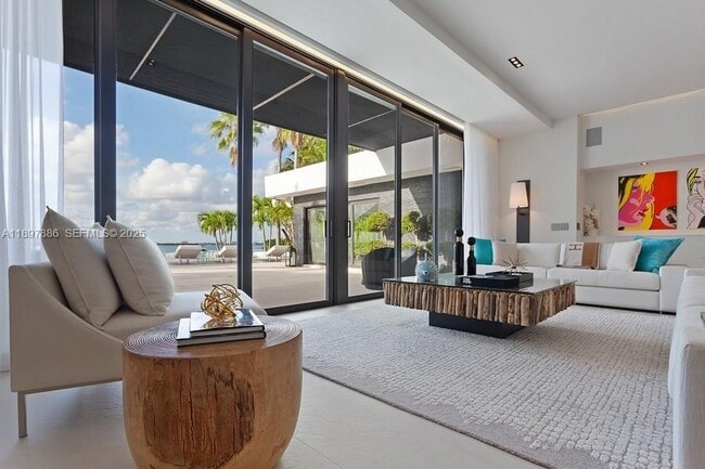 7972 Biscayne Point Cir in Miami Beach, FL - Building Photo - Building Photo