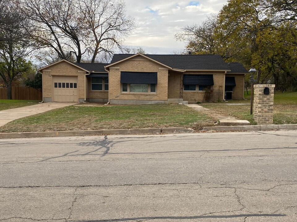 211 E 6th St in Weatherford, TX - Building Photo