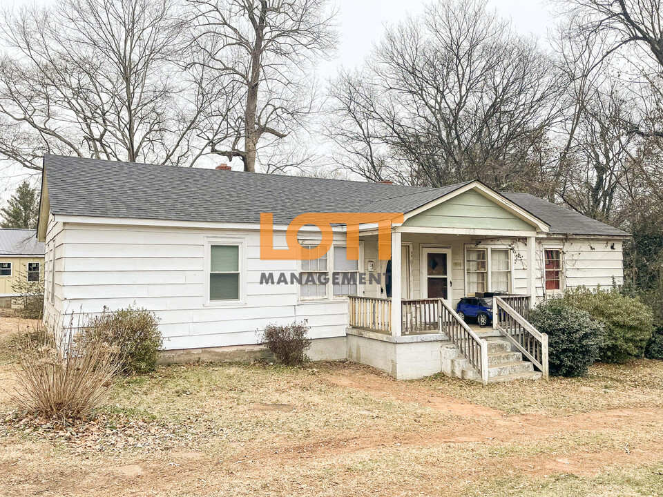 108 W Main St in Greenville, SC - Building Photo