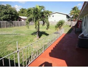 1727 McKinley St, Unit B in Hollywood, FL - Building Photo - Building Photo
