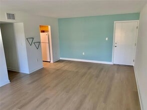 21267 Gertrude Ave, Unit 114 in Port Charlotte, FL - Foto de edificio - Building Photo