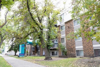 Seventh Street Manor in Edmonton, AB - Building Photo - Building Photo