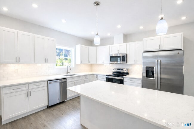 24 Glen Rd in Newtown, CT - Building Photo - Building Photo