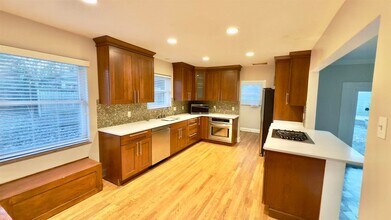 5209 Walnut Grove Rd in Memphis, TN - Building Photo - Building Photo