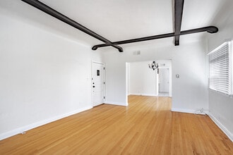 1214 South Orange Grove Ave in Los Angeles, CA - Foto de edificio - Interior Photo