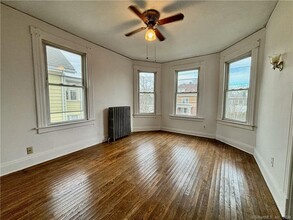 63 Oakwood Ave in West Hartford, CT - Building Photo - Building Photo