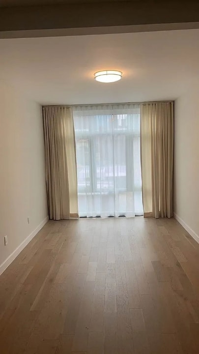 28-09 39th Ave in Queens, NY - Building Photo