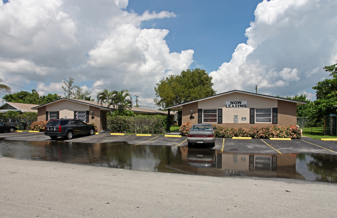 173-181 NW 42nd St in Oakland Park, FL - Foto de edificio