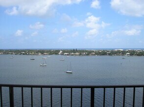 130 Lakeshore Dr in North Palm Beach, FL - Building Photo - Building Photo