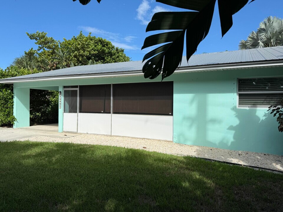 11914 Ellison Wilson Rd in North Palm Beach, FL - Building Photo