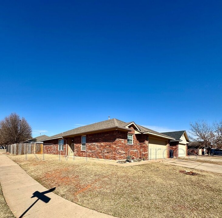 12345 SW 6th St in Yukon, OK - Building Photo