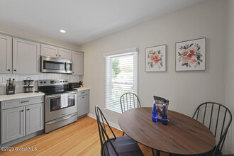 22 Lincoln Ave-Unit -2nd in Saratoga Springs, NY - Building Photo - Building Photo