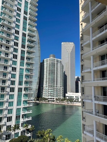 888 Brickell Key Dr, Unit 1101 in Miami, FL - Building Photo