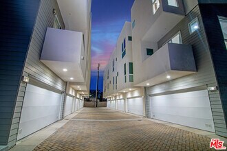 10909 1/2 Otsego St in Los Angeles, CA - Building Photo - Building Photo