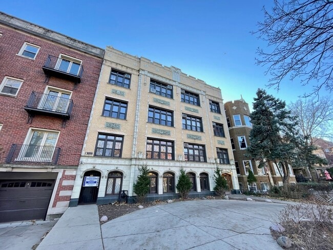 property at 1127 W Farwell Ave