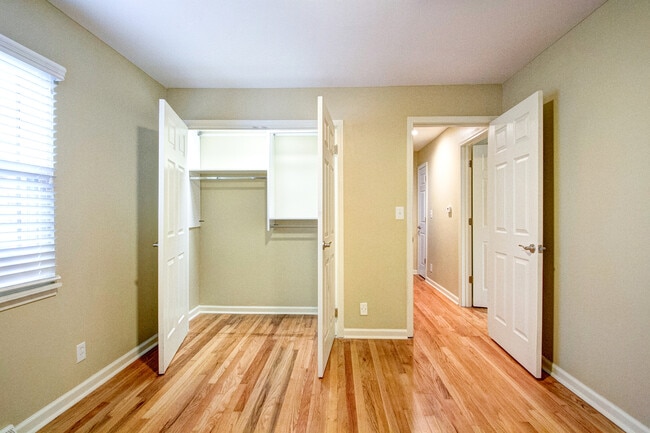 Courtyard Apartments in Overland Park, KS - Foto de edificio - Building Photo