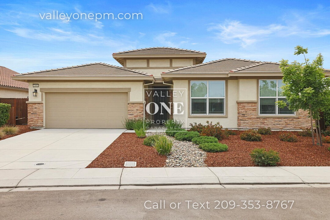 2101 Pagola Ave in Manteca, CA - Building Photo