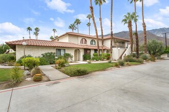 2074 N Mira Vista Way in Palm Springs, CA - Building Photo - Building Photo