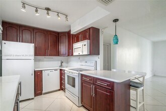 2999 Point E Dr in Aventura, FL - Building Photo - Building Photo